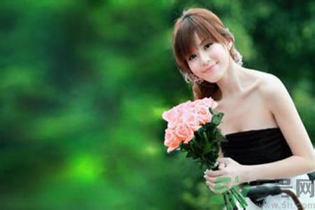 女人為什么一個(gè)胸大一個(gè)胸?。颗说膬蓚€(gè)胸為什么不一般大？