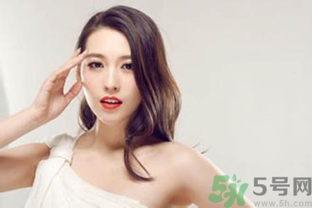 女人為什么一個(gè)胸大一個(gè)胸??？女人的兩個(gè)胸為什么不一般大？