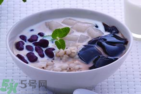 仙草是龜苓膏嗎？仙草和龜苓膏的區(qū)別？