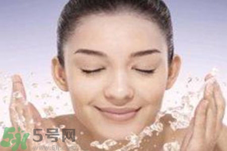 夏季臉上出油怎么回事？夏季臉上出油怎么辦？