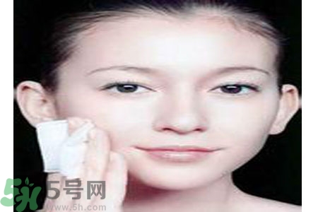 夏季臉上出油怎么回事？夏季臉上出油怎么辦？