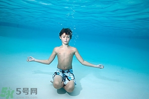 吃完晚飯可以立即游泳嗎？吃完飯游泳對(duì)身體好嗎？