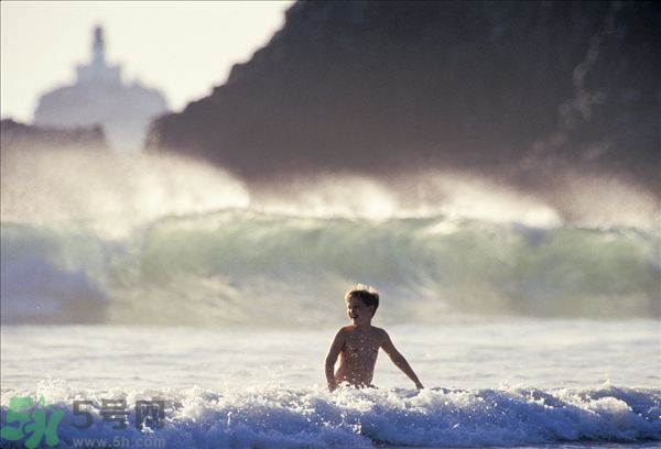 游泳不帶泳鏡可以嗎？在水下可以睜開眼睛嗎？