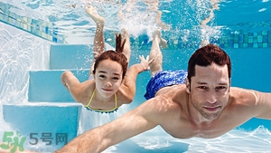 游泳不帶泳鏡可以嗎？在水下可以睜開眼睛嗎？