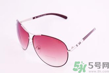 臉小應(yīng)該怎么選擇太陽鏡？太陽鏡怎么戴顯臉?。?></p><h3>小臉的太陽鏡搭配</h3><h4>鵝蛋形臉：搭配橢圓形鏡框</h4><p>鵝蛋形臉屬于比較標(biāo)準(zhǔn)的，可以挑選最流行最時(shí)髦的款式，戴任何款式都會(huì)很漂亮。如果要選一個(gè)最適合鵝蛋型臉最能凸顯這種臉的優(yōu)勢(shì)的話，就是橢圓形的鏡框，會(huì)讓鵝蛋臉的橢圓形線條更凸顯的。</p><h4>方形臉：搭配鏡框別太窄太細(xì)，圓弧角度</h4><p>方型臉不建議選擇太圓的，太圓會(huì)覺得角很明顯，但是又不能選擇太方的，太方會(huì)凸顯你的線條。最好選擇大的、但角度有點(diǎn)圓弧的。方型臉的側(cè)面也會(huì)有點(diǎn)寬，如果選太細(xì)的鏡腿，會(huì)顯得腮部更明顯，要避免這點(diǎn)，可以選腳寬一點(diǎn)的，比例上會(huì)讓臉變小。整個(gè)臉型的比例都比較寬，如果靠墨鏡來修飾，首先形狀不能太小，否則看起來臉型會(huì)被截?cái)?。所以不能選太窄太細(xì)，如果太細(xì)的話會(huì)感覺臉型長。顏色也不要太深，最好是靠近膚色，看上去就會(huì)比較柔和。</p><p style=
