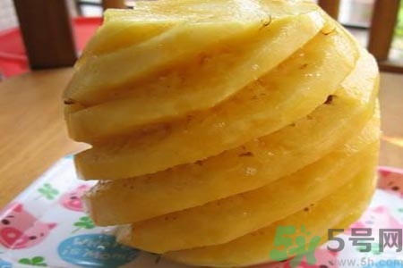 菠蘿為什么要用鹽水泡？吃菠蘿用不用泡鹽水？