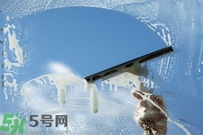 擦玻璃小竅門方法是什么？擦玻璃的小竅門有哪些？