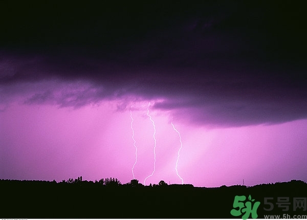 打雷可以撐傘嗎？打雷可以玩筆記本電腦嗎？
