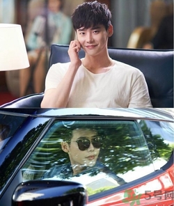 李鐘碩開的什么車？姜哲開的什么車？