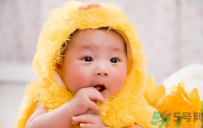 寶寶特別喜歡含著手指睡覺怎么辦？怎樣糾正寶寶含著手指睡覺的習(xí)慣？