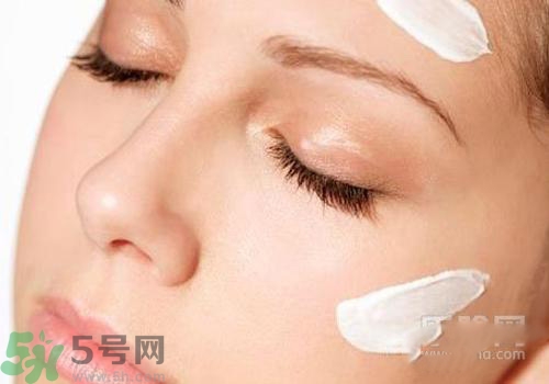 cc霜和粉底液的區(qū)別 cc霜和粉底液哪個先用？