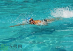 游泳會(huì)得紅眼病嗎？游泳會(huì)不會(huì)得紅眼?。?></p><h3>游泳時(shí)怎樣保護(hù)眼睛</h3><p>戴泳鏡不僅僅是泳池水，在非緊急情況下，任何非醫(yī)療使用的水源，都是不能隨意入眼的。如果游泳時(shí)能帶好泳鏡來(lái)防護(hù)，進(jìn)水的可能性會(huì)大大降低，由此引起的一些眼部問(wèn)題也能得到避免。不能戴隱形眼鏡游泳隱形眼鏡需要定期護(hù)理清潔，去除蛋白等沉淀物。戴隱形眼鏡游泳，會(huì)使病菌粘附在隱形眼鏡表面。這樣一來(lái)病菌與角膜長(zhǎng)時(shí)間接觸，容易導(dǎo)致眼部疾病的產(chǎn)生。</p><p style=