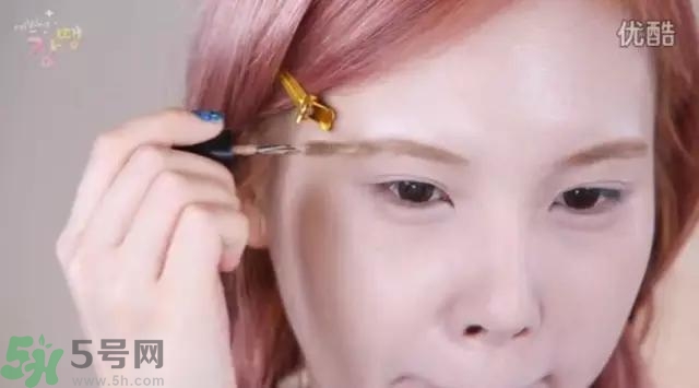 戴眼鏡怎么化妝？眼鏡妝怎么畫