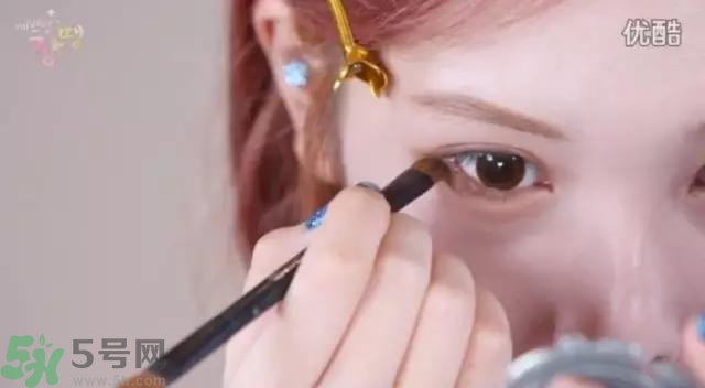 戴眼鏡怎么化妝？眼鏡妝怎么畫