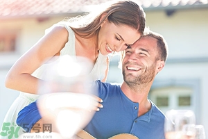 女生喜歡成熟的男生嗎？女生喜歡成熟穩(wěn)重的類型嗎？