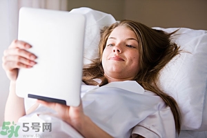 女生趴著睡對(duì)乳房好嗎？女生趴著睡對(duì)胸部有什么壞處？