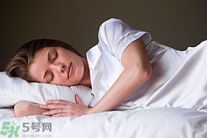 女生趴著睡對(duì)乳房好嗎？女生趴著睡對(duì)胸部有什么壞處？