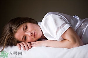 女生趴著睡對(duì)乳房好嗎？女生趴著睡對(duì)胸部有什么壞處？