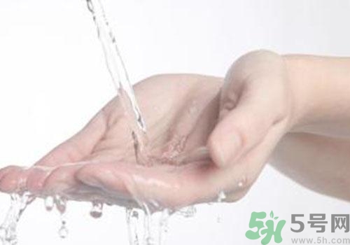 高錳酸鉀染手上了怎么辦？高錳酸鉀染手上了怎么洗掉？
