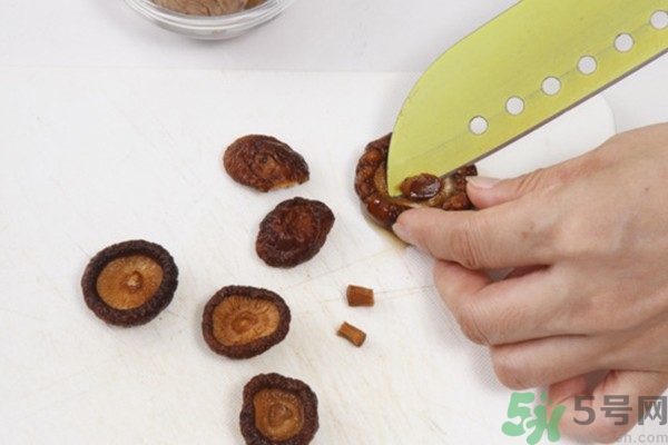 板栗燉鴨好還是燉雞好？栗子燒雞的家常做法