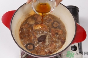 板栗燉鴨好還是燉雞好？栗子燒雞的家常做法