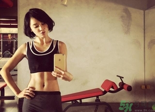 女生健身喝什么牛奶好？女生健身吃什么好？