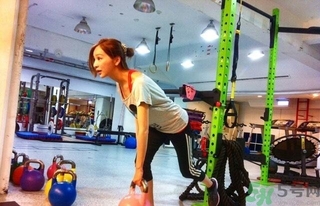 女生健身喝什么牛奶好？女生健身吃什么好？