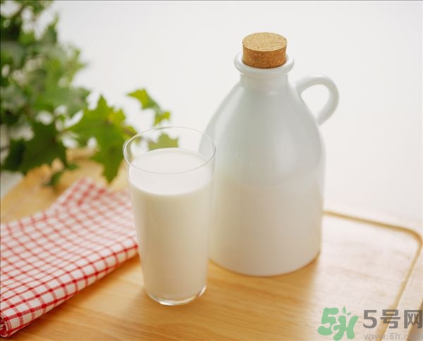 健身喝什么牛奶？健身喝全脂牛奶還是脫脂牛奶？