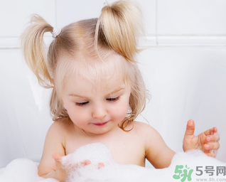 秋季嬰兒要每天洗澡嗎？秋季給嬰兒洗澡的正確步驟