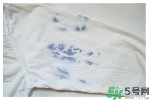 衣服長黑點(diǎn)怎么洗掉？衣服上長霉點(diǎn)怎么去除？