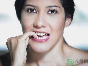 咬指甲什么原因？咬指甲是什么??？