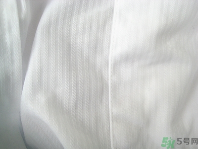衣服長黑點(diǎn)怎么洗掉？衣服上長霉點(diǎn)怎么去除？