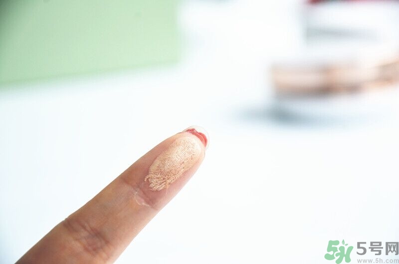 age20s粉底霜粉色和白色有什么區(qū)別？