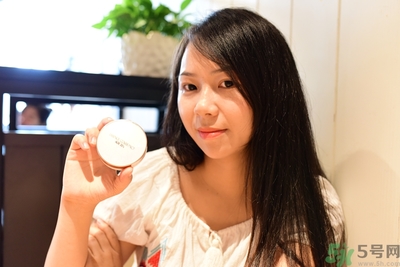 age20s粉底霜粉色和白色有什么區(qū)別？