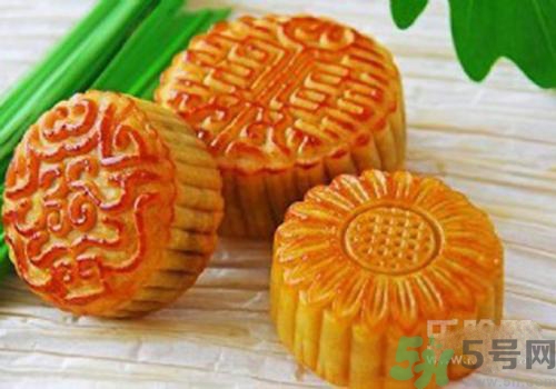 月餅裂開了是怎么回事？月餅開裂了可以吃嗎？