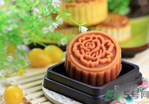 月餅裂開了是怎么回事？月餅開裂了可以吃嗎？