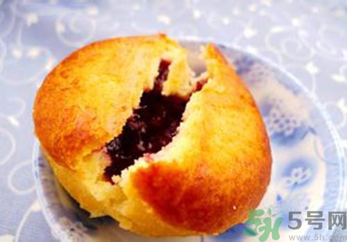 月餅裂開了是怎么回事？月餅開裂了可以吃嗎？