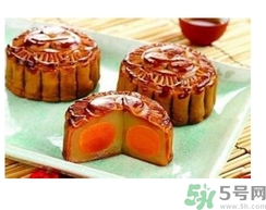 月餅裂開了是怎么回事？月餅開裂了可以吃嗎？