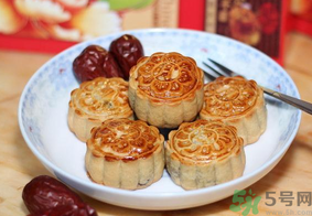 月餅吃多了會(huì)怎么樣？哪些人不宜吃月餅？