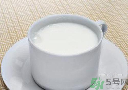 純牛奶為什么會結(jié)塊？結(jié)塊的純牛奶可以喝嗎？