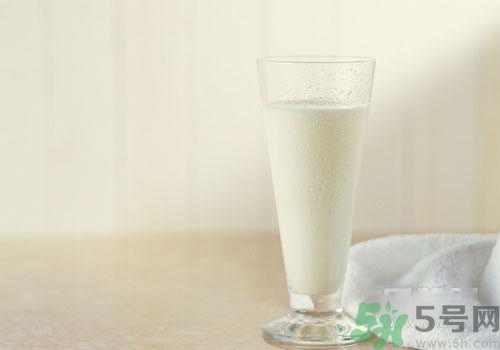 晚上喝純牛奶會(huì)長(zhǎng)胖嗎？純牛奶什么喝比較好？