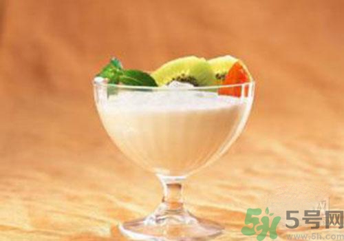 純牛奶和酸奶可以一起吃喝嗎？純牛奶和酸奶一起喝有什么好處？