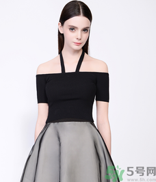 一字肩的衣服內(nèi)衣怎么穿？一字肩的衣服里面穿什么內(nèi)衣？
