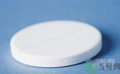 鈣片和維生素c可以一起吃嗎？鈣片和維生素一起吃好不好？