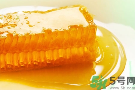 蜂蜜不能和什么一起吃？哪些人不能吃蜂蜜？