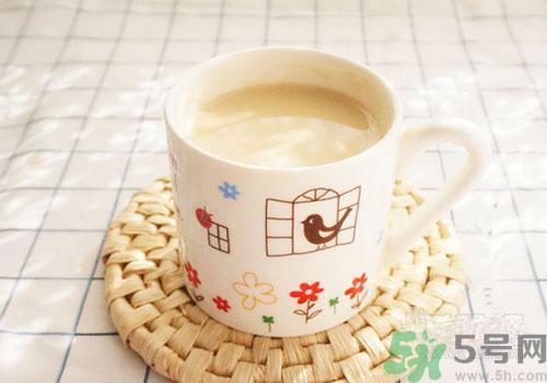 痛風(fēng)可以喝牛奶嗎？痛風(fēng)喝多少牛奶比較好？
