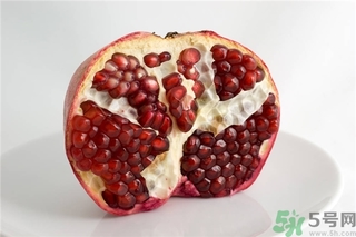 吃石榴手指發(fā)黃怎么辦？吃石榴手指變黑怎么辦？
