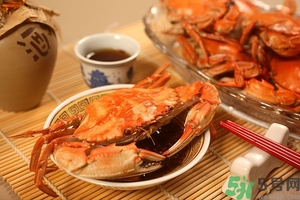 吃螃蟹可以喝紅酒嗎？吃螃蟹可以喝酒嗎？
