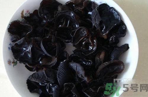 下巴長痘是上火嗎？下巴長痘吃什么好？