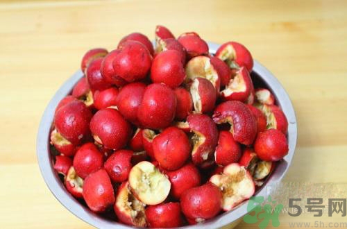 下巴長痘是上火嗎？下巴長痘吃什么好？
